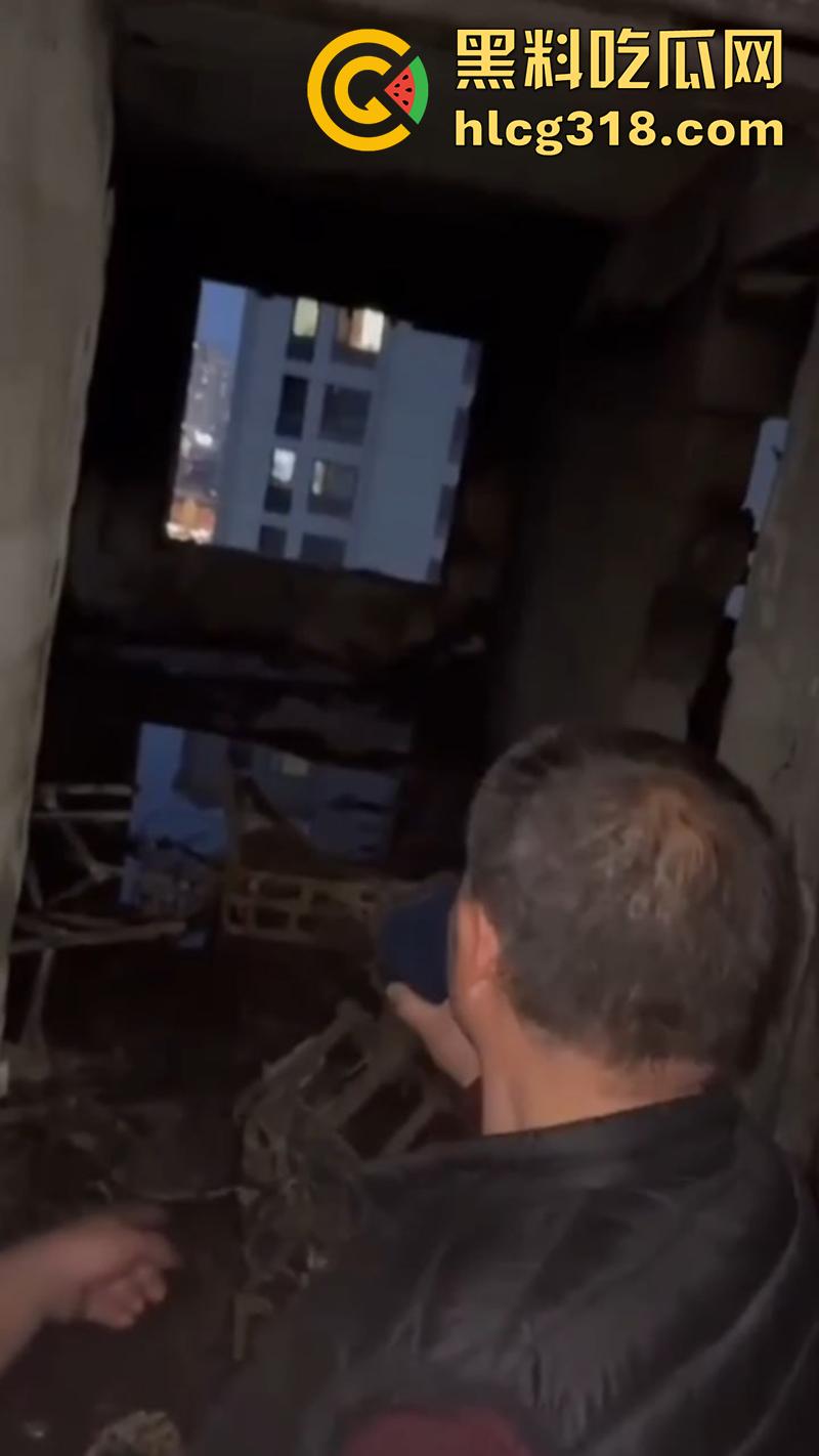 青岛电瓶车飞线充电，发生爆燃造成严重火灾，现场画面触目惊心，清晰听见传来的爆炸声！-6