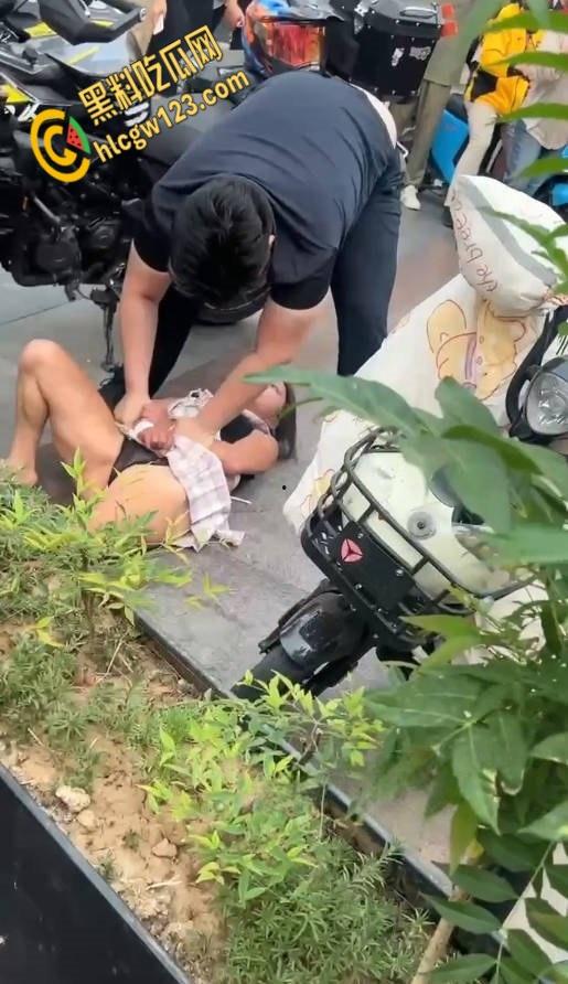 王府井齐逼小短裙小仙女暴怒，失控酸辣粉塞机车排气孔，还打砸怒怼终被警察制服 ！-5