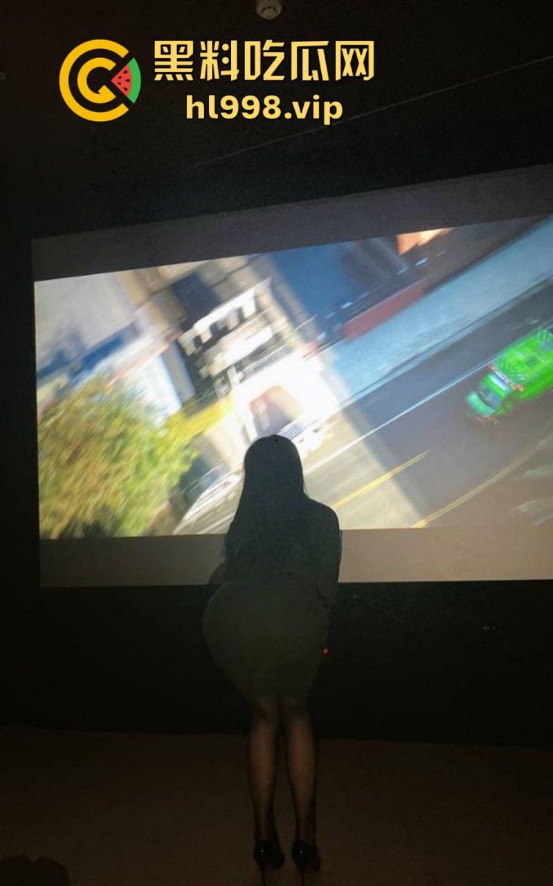 万人求的极品长腿人妻私拍来了！群交乱操，黑丝肉丝轮番上阵，十月『大魔王』放飞自我！-3