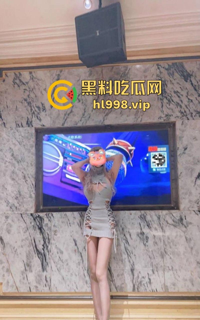 万人求的极品长腿人妻私拍来了！群交乱操，黑丝肉丝轮番上阵，十月『大魔王』放飞自我！-9