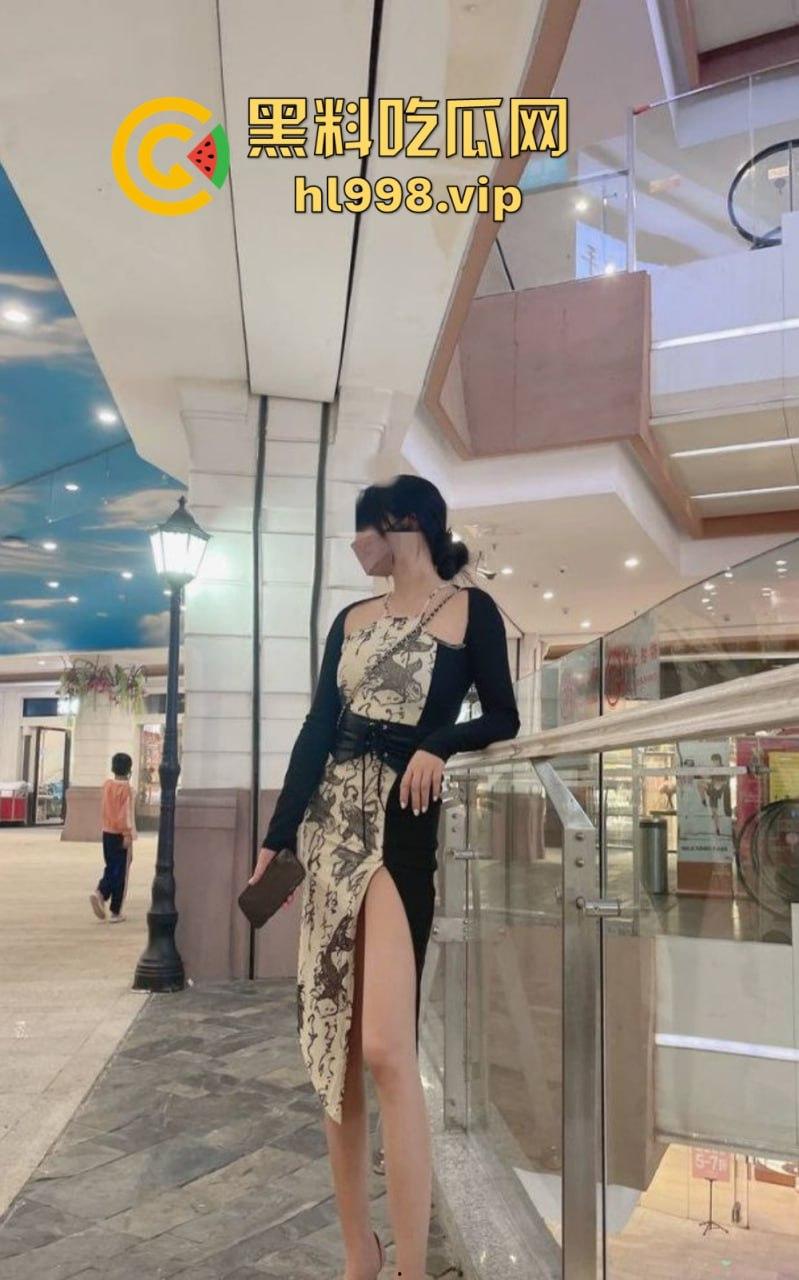 万人求的极品长腿人妻私拍来了！群交乱操，黑丝肉丝轮番上阵，十月『大魔王』放飞自我！-25