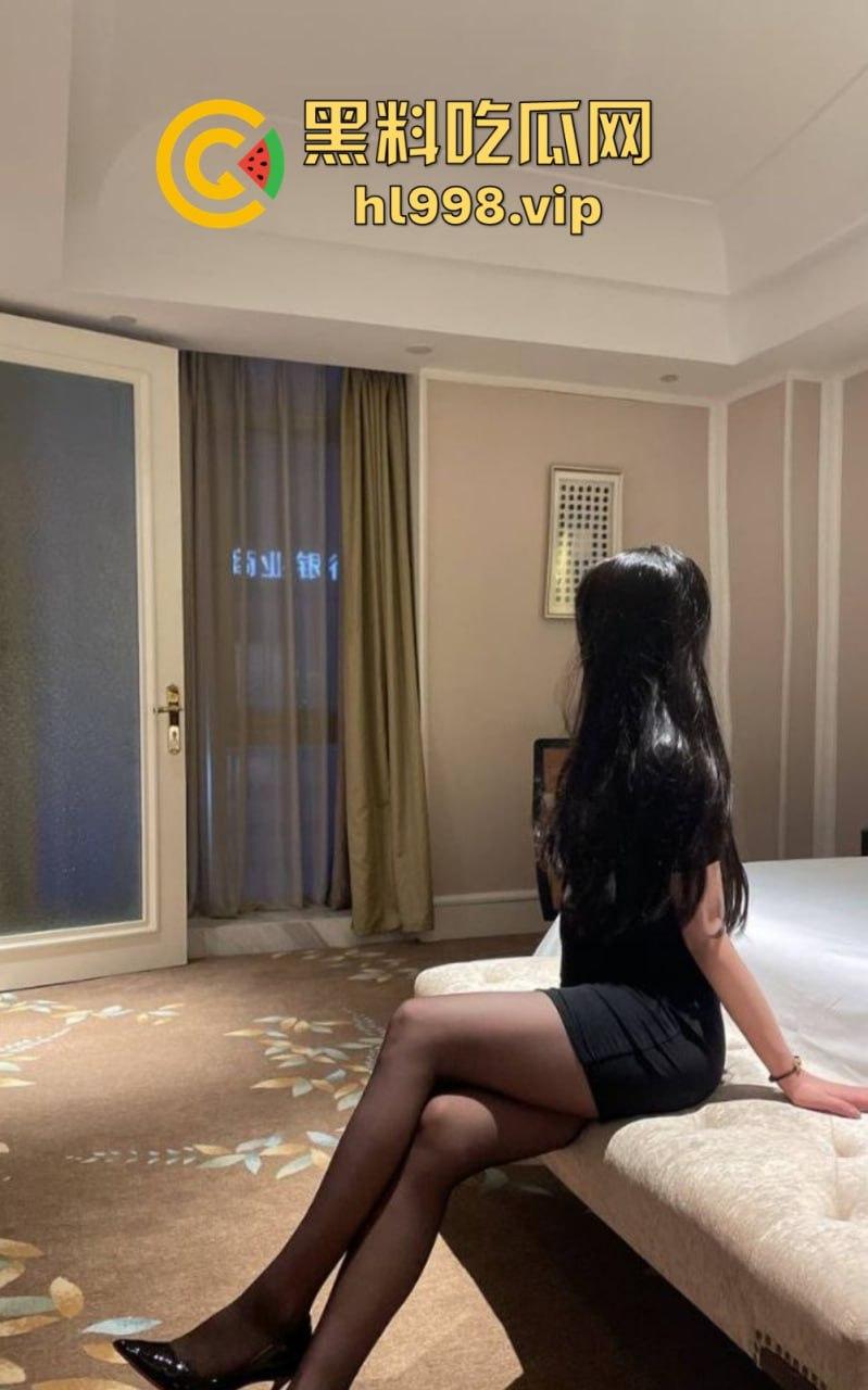 万人求的极品长腿人妻私拍来了！群交乱操，黑丝肉丝轮番上阵，十月『大魔王』放飞自我！-30