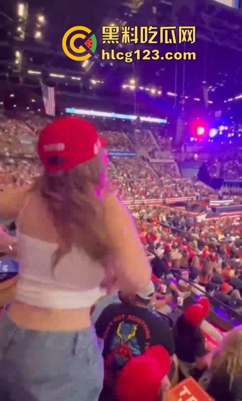 特朗普竞选大会变脱衣秀！金发洋妞热舞露大奶，场面火辣震惊全场！-6