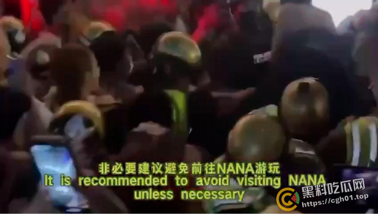 泰国爆发泰菲人妖大战！警察都拦不住 打到屌和奶子都乱飞 最后泰国人妖大胜 现场视频曝光-4