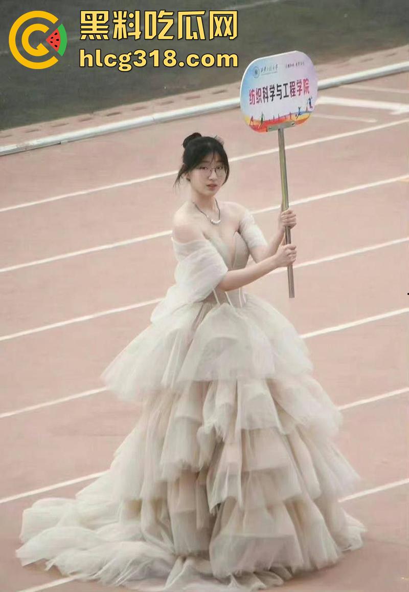 西安工程大学举牌校花【沈幼楚】，极品女神下海卖逼，疯狂捞金做外围，被外校体育生约出打桩凿穴！-5