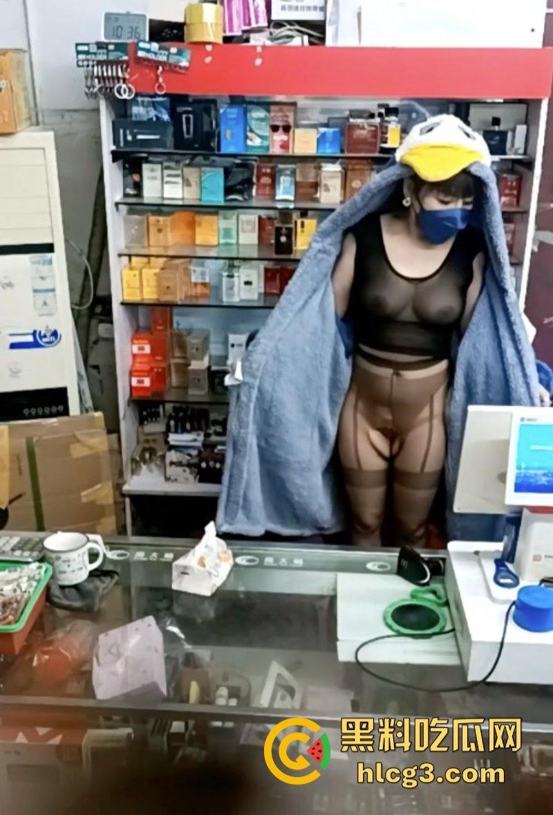 晚风吹人醒 风骚杂货店老板娘【肥姐】透明装诱惑男顾客勾引进小屋性爱啪啪！-4