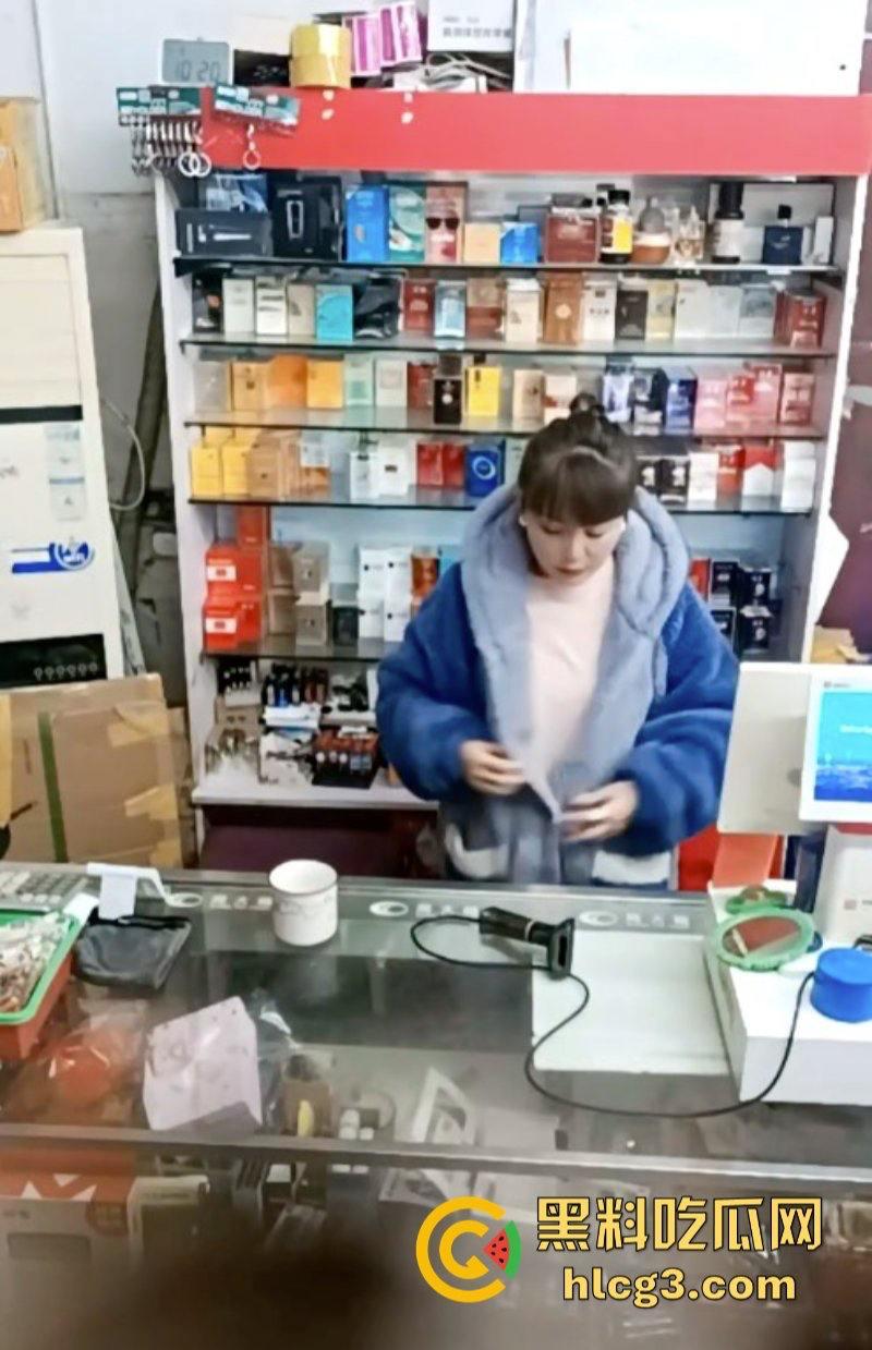 晚风吹人醒 风骚杂货店老板娘【肥姐】透明装诱惑男顾客勾引进小屋性爱啪啪！-6