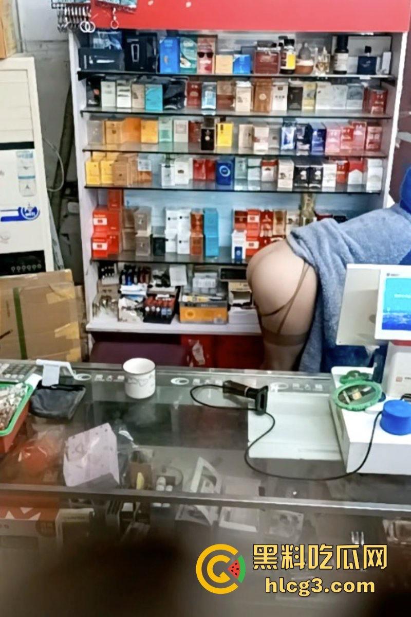 晚风吹人醒 风骚杂货店老板娘【肥姐】透明装诱惑男顾客勾引进小屋性爱啪啪！-9
