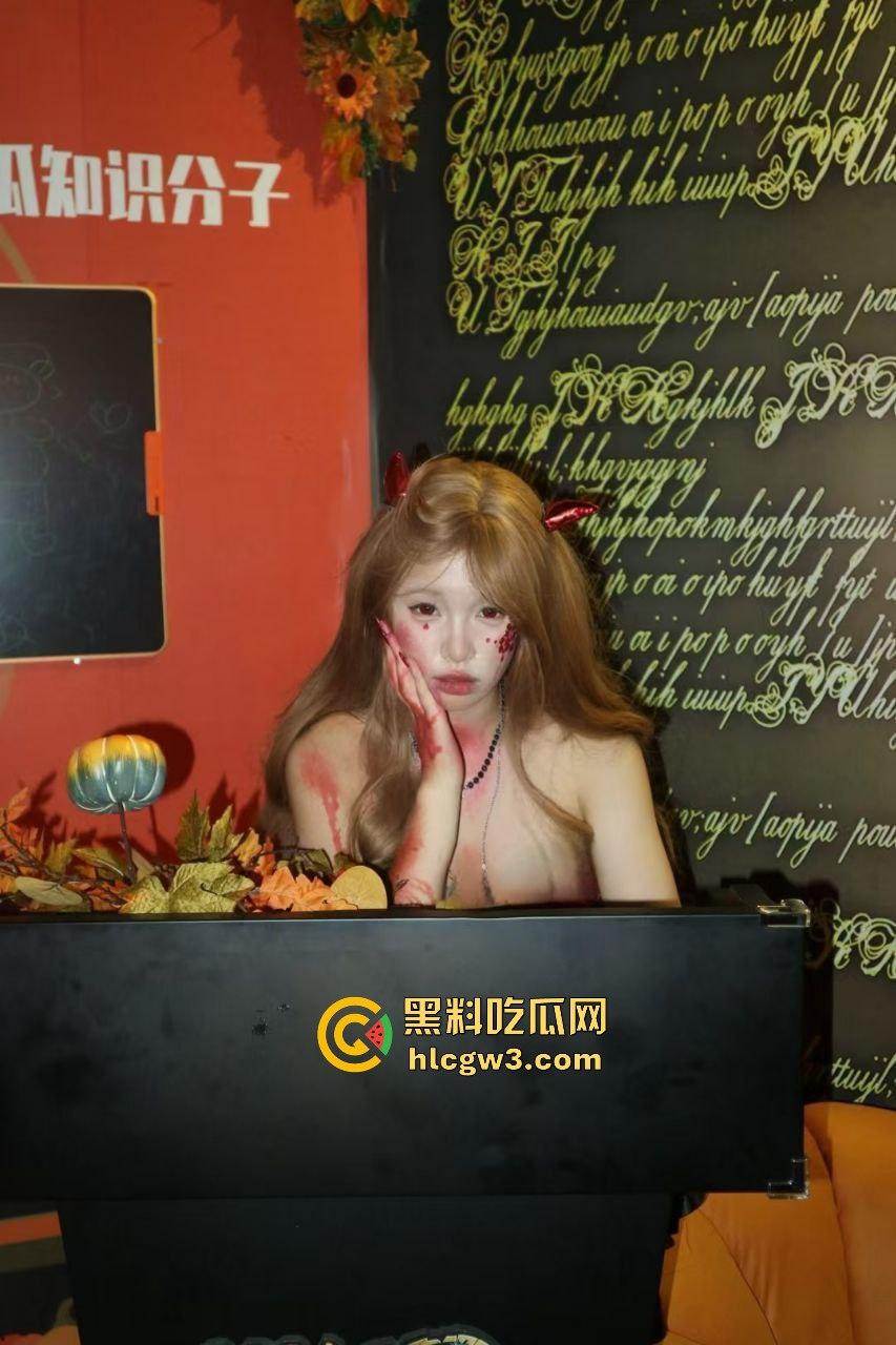 广州06年骚逼【徐家淇】极品反差白嫩女学生！雪般无瑕肌肤，清纯外表下的妩媚肉体太他妈润了！-13