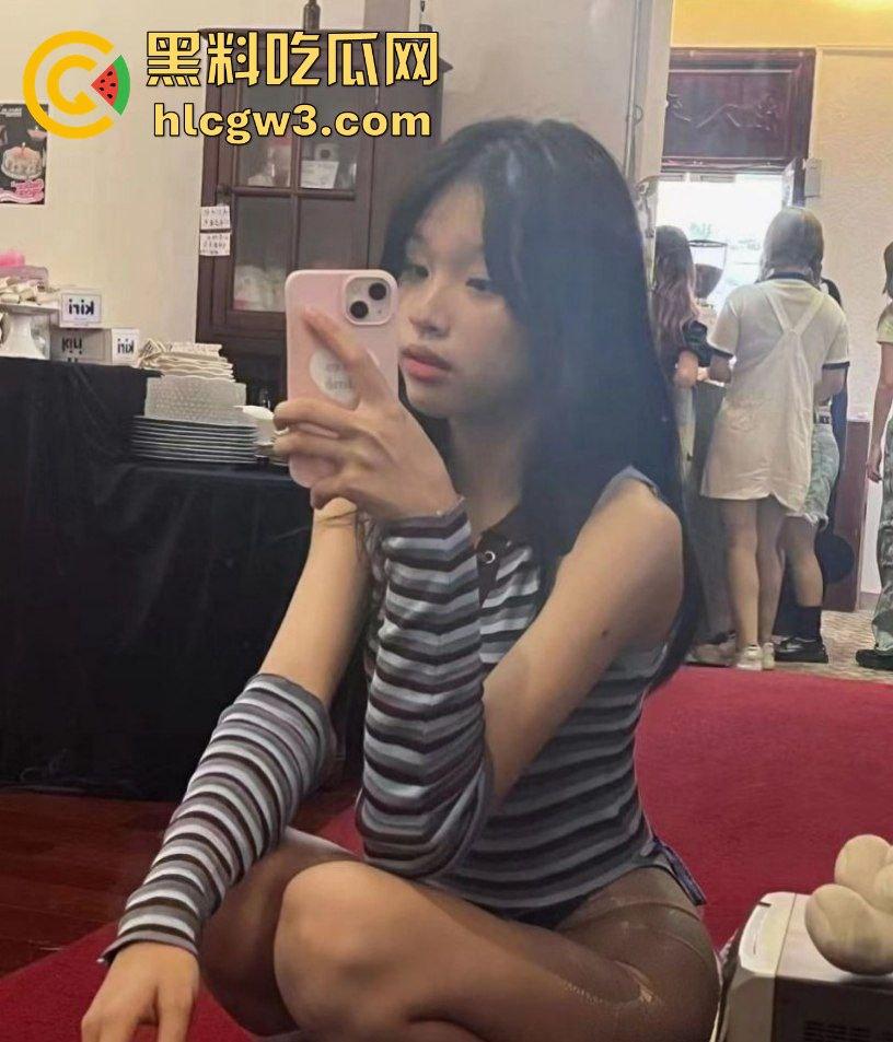 广州06年骚逼【徐家淇】极品反差白嫩女学生！雪般无瑕肌肤，清纯外表下的妩媚肉体太他妈润了！-15