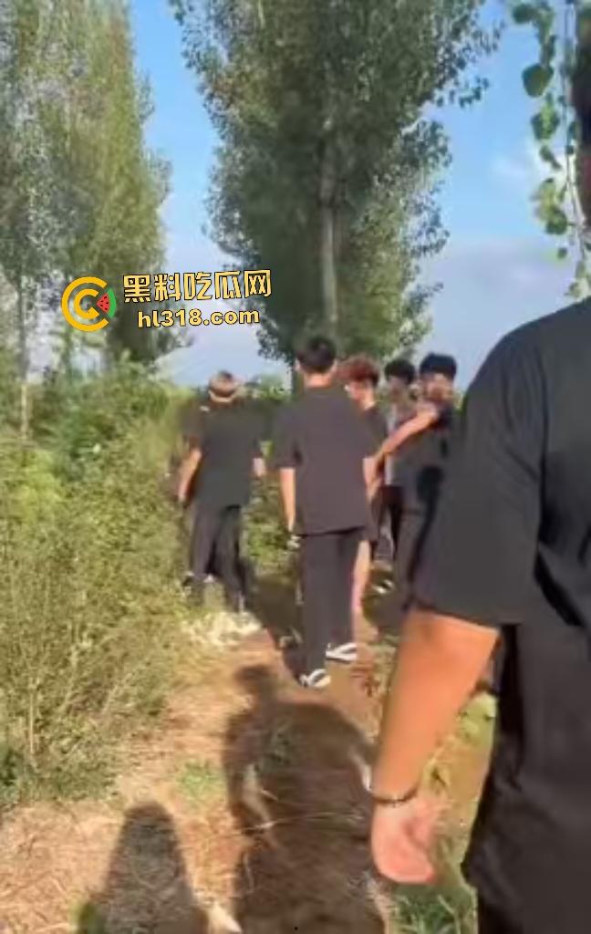 河北邢台精神小伙们因男生考试不给抄答案直接拉到树林旁暴揍，一旁拍照女生还说好帅啊！-5