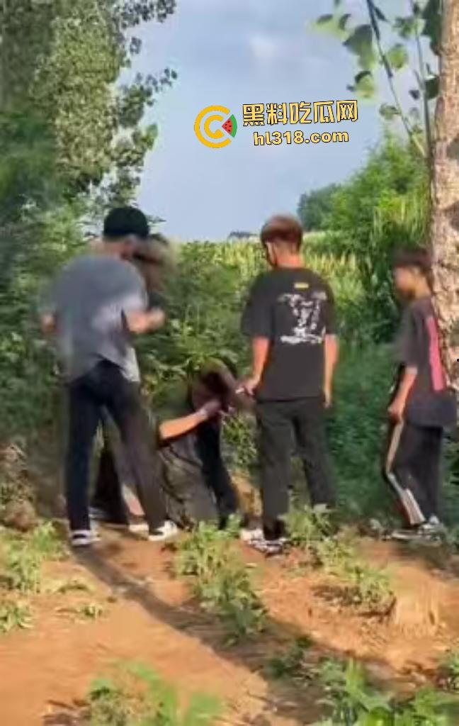 河北邢台精神小伙们因男生考试不给抄答案直接拉到树林旁暴揍，一旁拍照女生还说好帅啊！-8