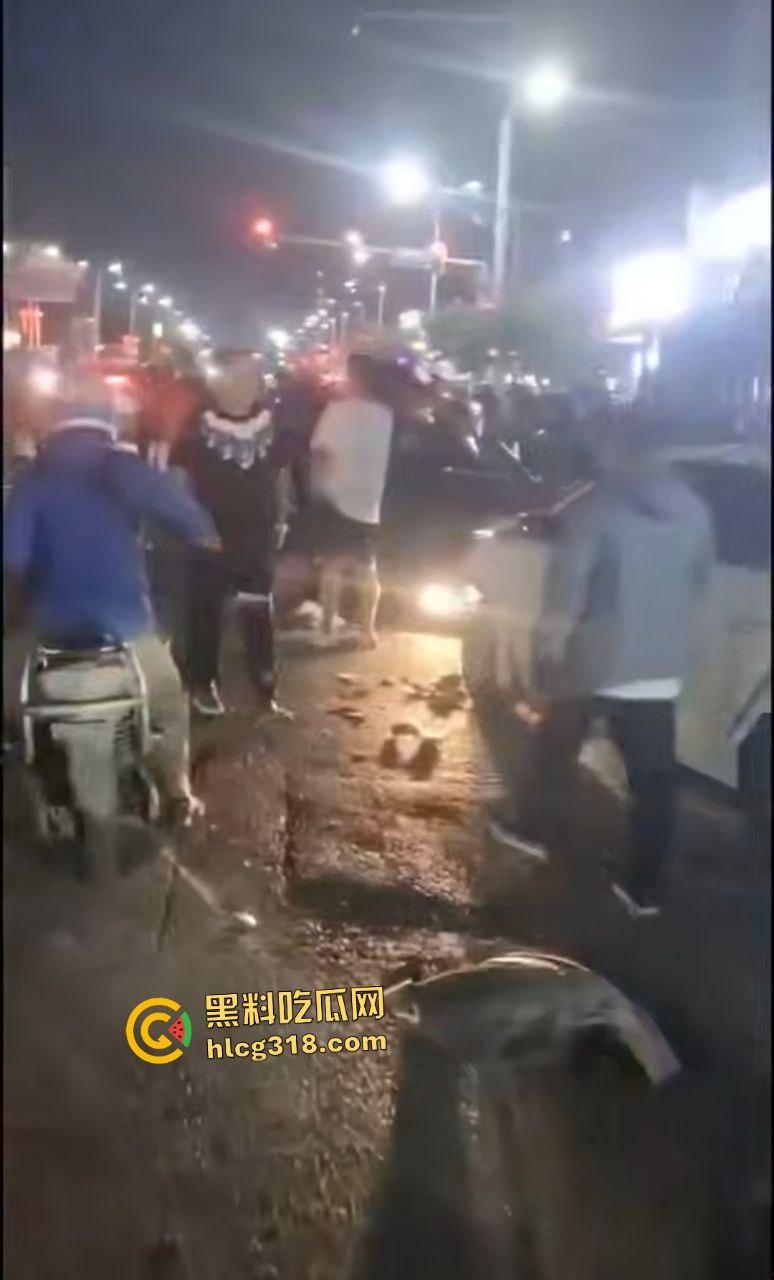 沈阳公交司机因被大学生拒绝暴怒撞人！行人飞摔血溅路面，车毁人亡如保龄球！-3