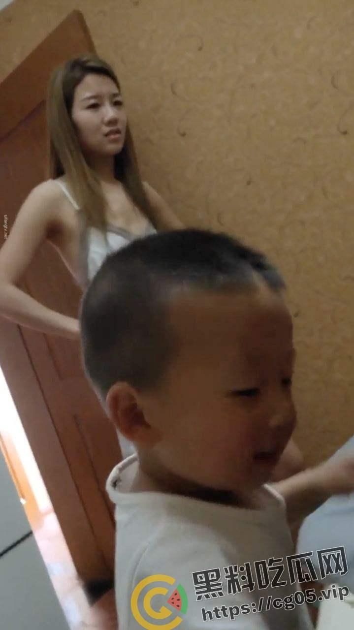 畜生！女子带离婚的同事和老公玩双飞 就让小孩在旁边看着 吃鸡吧的时候还跟小孩子说妈妈吃一口你吃一口-11