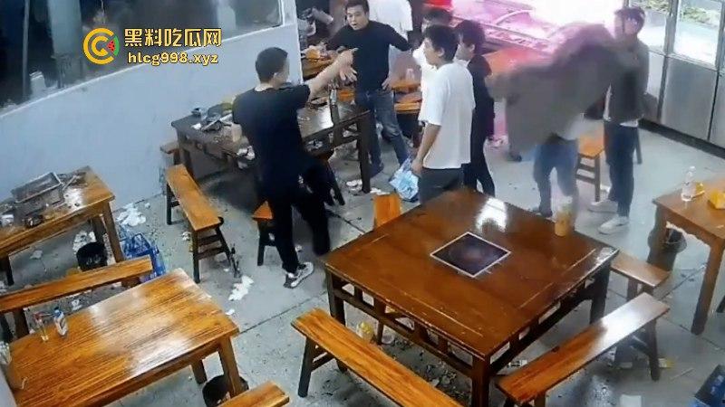 看什么看！男子吃饭时偷瞄了一眼隔壁桌的丝袜妹被群殴 场面看着真吓人！-6