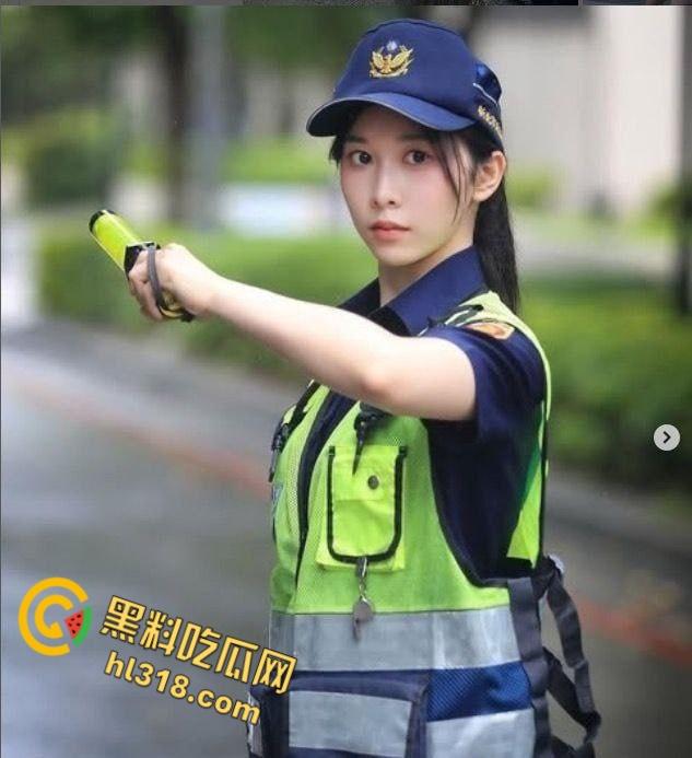 台湾网红女警【曾羽榛】,被男友偷拍性爱视频,并发到网上高价售卖,巨乳尤物床上淫荡姿态火爆全网!-1