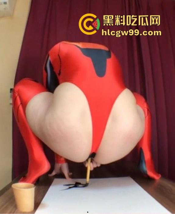 南通极品SM母狗【封封】发情大屁股母狗逼夹毛笔写字，骚气冲天玩弄小穴和屁眼，屁眼小穴玩得骚到冒烟！-6