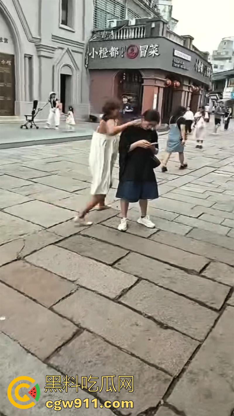 江苏苏州街头裸女，女精神病饭店脱衣，当街裸奔殴打他人，甚至还砸车发疯，有没有那个流浪汉能给带走啊！-2