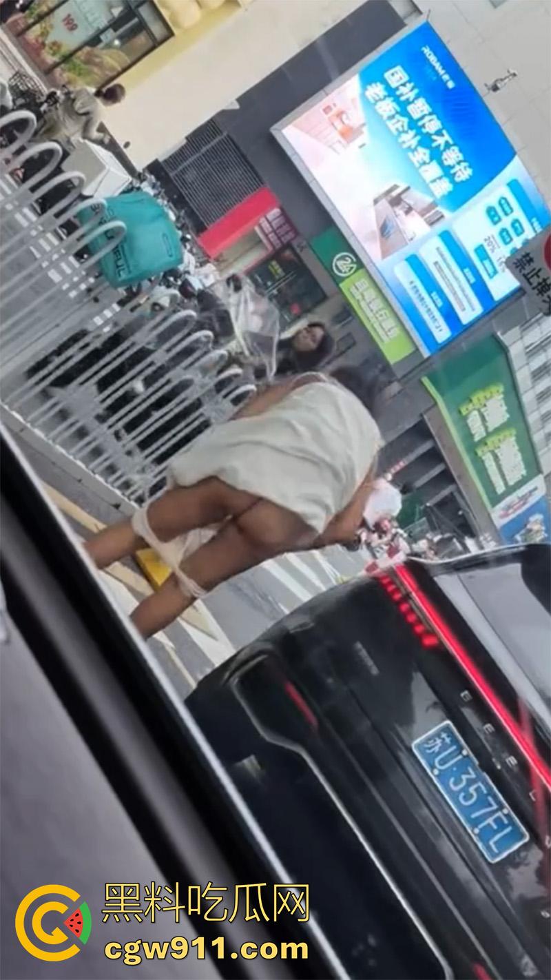 江苏苏州街头裸女，女精神病饭店脱衣，当街裸奔殴打他人，甚至还砸车发疯，有没有那个流浪汉能给带走啊！-4