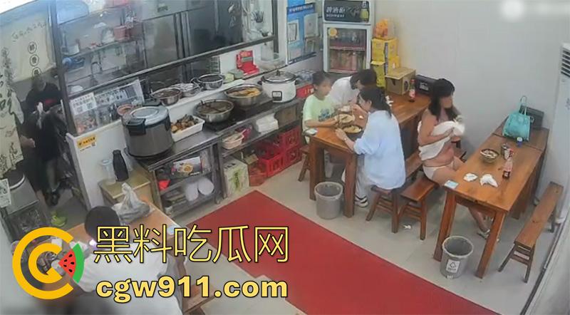 江苏苏州街头裸女，女精神病饭店脱衣，当街裸奔殴打他人，甚至还砸车发疯，有没有那个流浪汉能给带走啊！-6