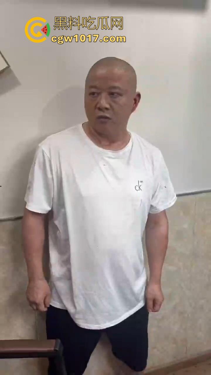 人在河边走哪有不湿鞋啊！中年大哥赌博出老千被当场捉住，惨遭围殴毒打，本想还手奈何对方人多！-7