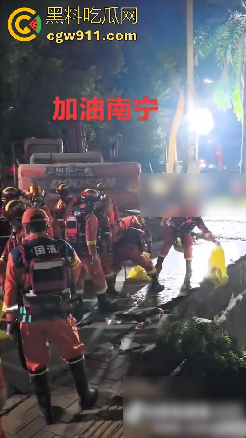 广西南宁邕江北大桥出现险情！洪水导致地面塌陷，消防队迅速出击，现场坍塌画面流出！-6