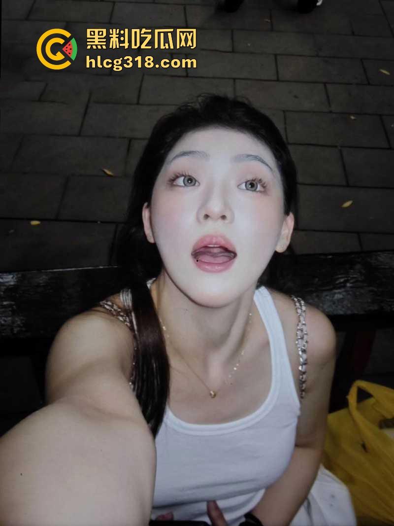 社交软件约炮极品高颜值美术生【刘晃晃】 丰满蜜桃臀被后入爆操 露脸口交深情舔屌 反差感拉满！-1