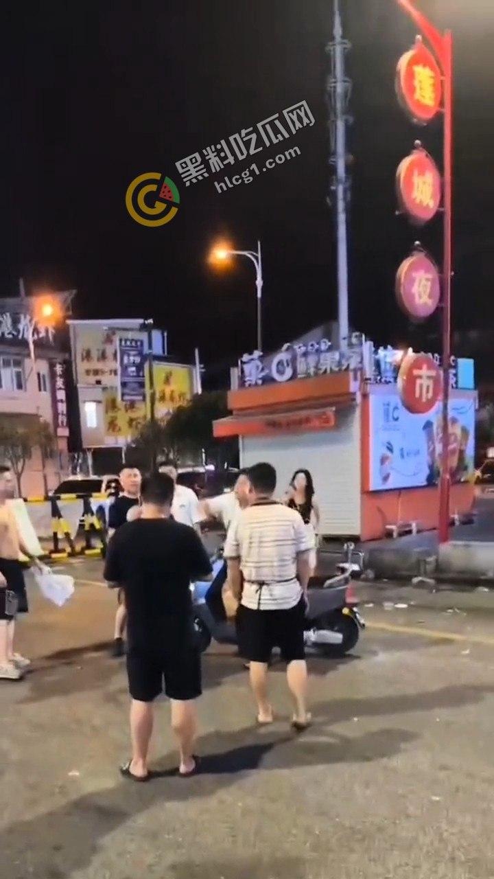 湘潭市岳塘区步行街群殴惊现!“湘潭最猛电动车”引爆街头斗殴,路人纷纷化身吃瓜群众-5