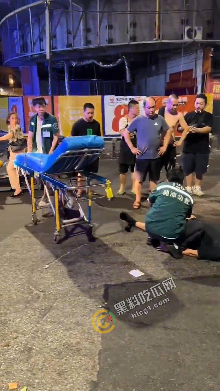 湘潭市岳塘区步行街群殴惊现!“湘潭最猛电动车”引爆街头斗殴,路人纷纷化身吃瓜群众-7