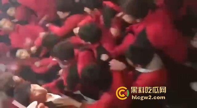 河北石家庄二中精神小伙百人厕所大战演热血高校 含妈量很高厕所开打 不怕把人打进粪坑里？-4