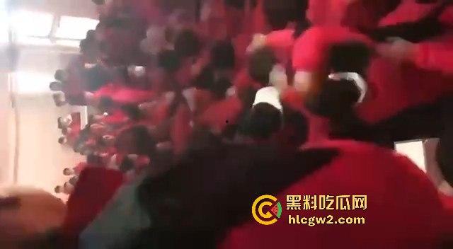 河北石家庄二中精神小伙百人厕所大战演热血高校 含妈量很高厕所开打 不怕把人打进粪坑里？-5