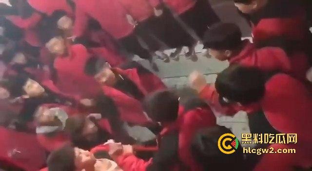 河北石家庄二中精神小伙百人厕所大战演热血高校 含妈量很高厕所开打 不怕把人打进粪坑里？-6