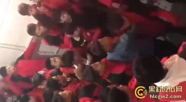 河北石家庄二中精神小伙百人厕所大战演热血高校 含妈量很高厕所开打 不怕把人打进粪坑里？-8