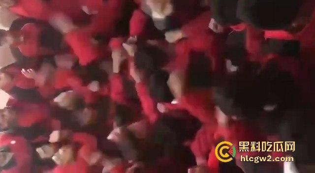 河北石家庄二中精神小伙百人厕所大战演热血高校 含妈量很高厕所开打 不怕把人打进粪坑里？-9