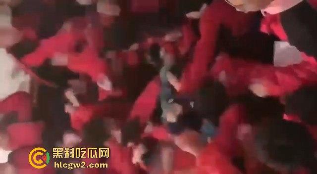 河北石家庄二中精神小伙百人厕所大战演热血高校 含妈量很高厕所开打 不怕把人打进粪坑里？-11