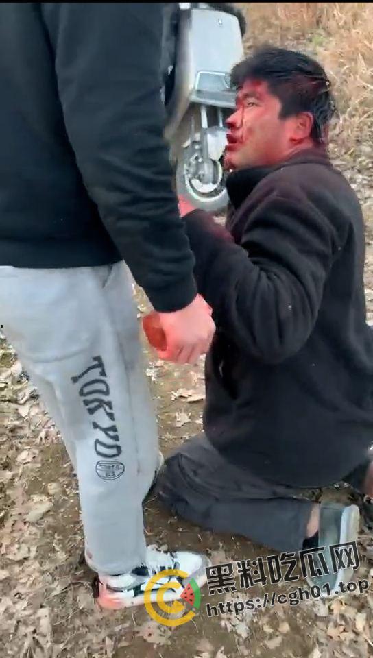 河南精神小伙霸凌同学 打的浑身是血求饶 头发被染红 河南不大 创造神话-2