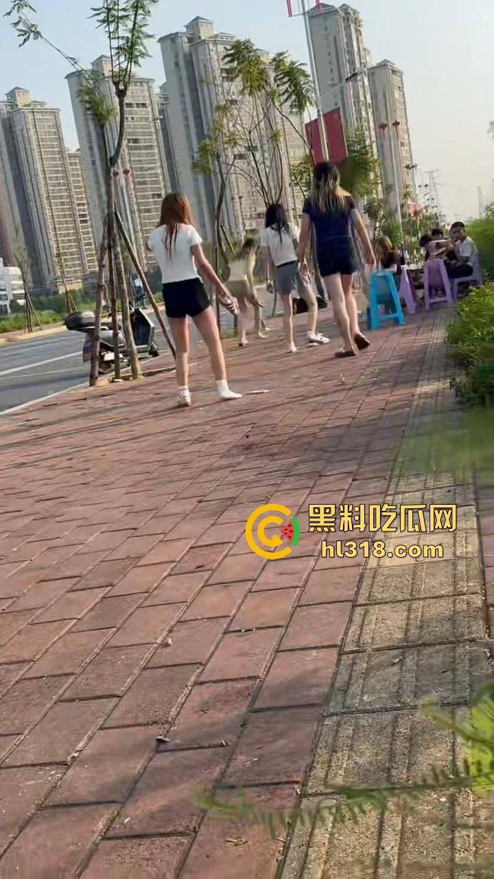 最爱看女人打架了，打得确实够猛，直接一群姐妹围上去，一个酒瓶子疯狂敲，旁边男的都看呆了！-7