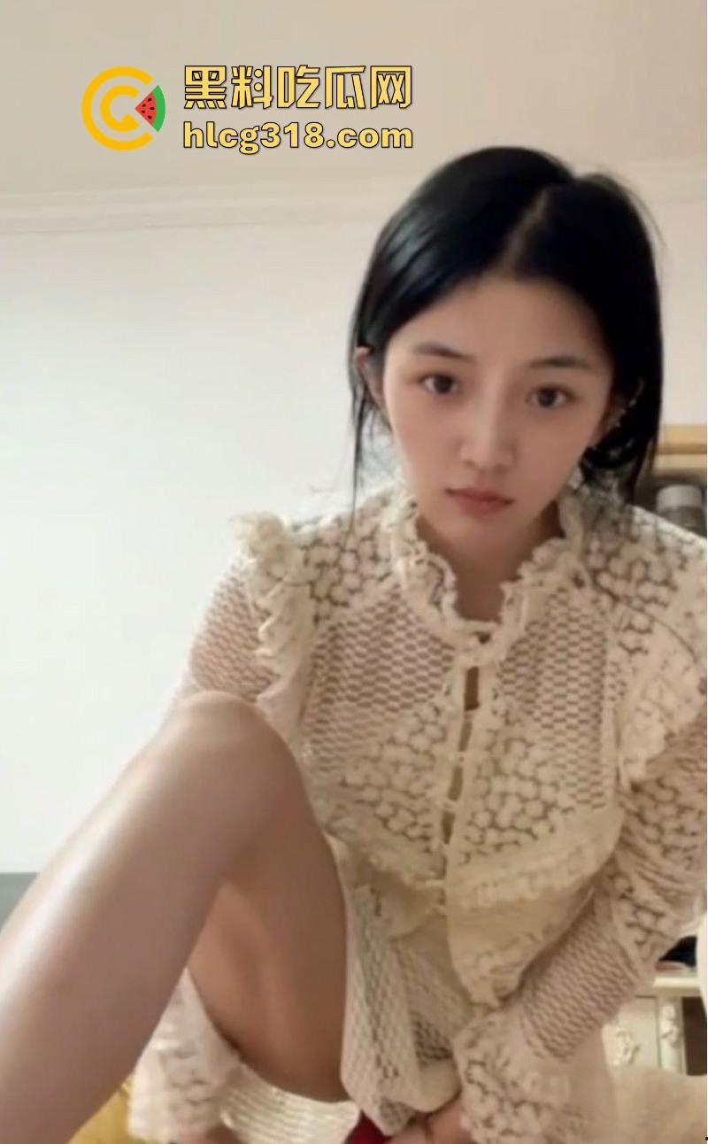 广西职业学院学生妹【薛雯雯】给男友私拍福利流出，清纯反差露脸口交，娇嫩身躯淫荡自慰，反差十足。-8