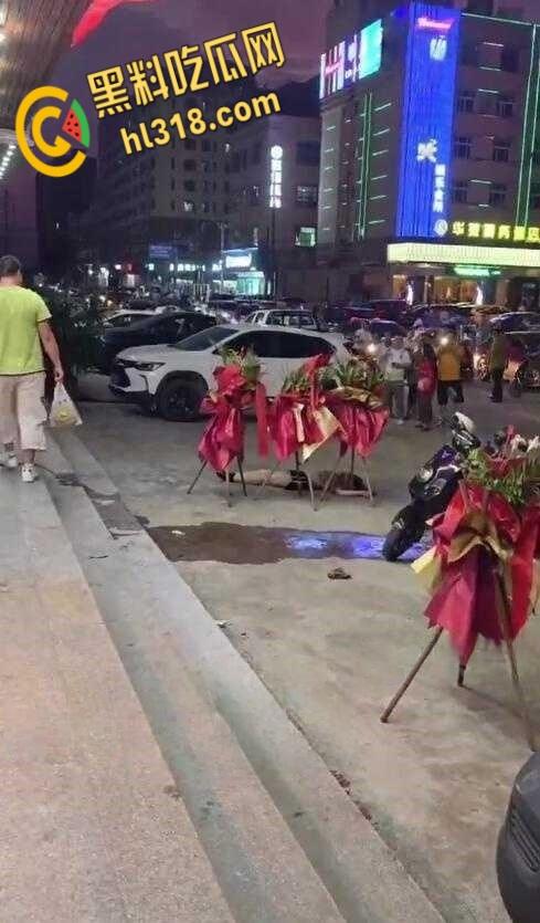 广东惠州惠东黄埠，一女子不明原因悬于窗外，不断摆脱窗户里的施救，从六楼坠落凶多极少  !-6