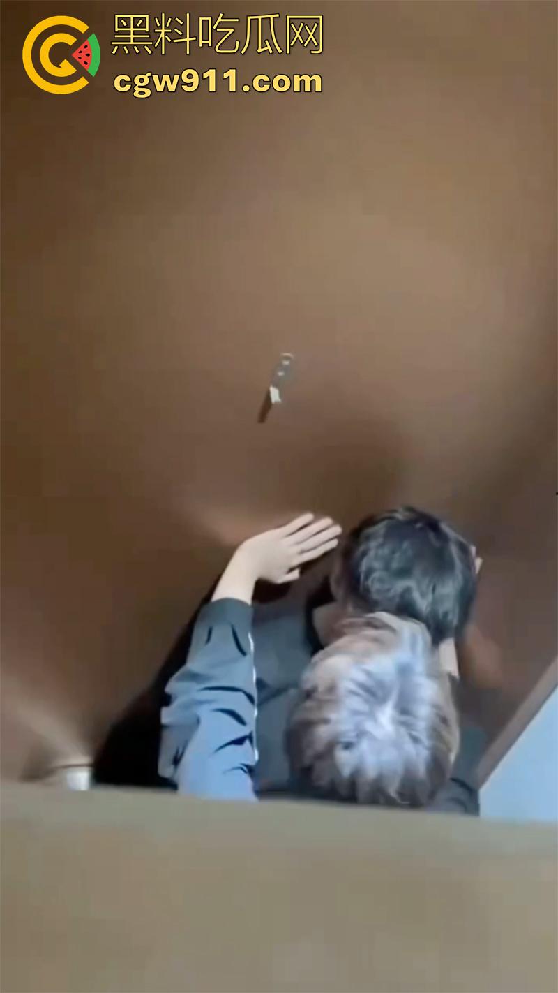 山东潍坊理工学院，厕所两个男生热吻被偷拍，上传至抖音曝光，友谊不分性别，只有厕所才分性别啊！-6