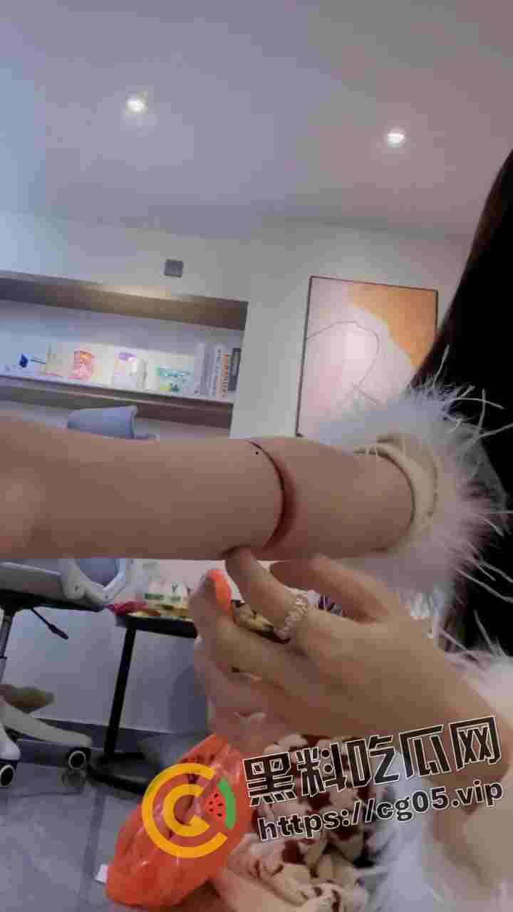 抖音女主播PK失败后自虐 滴蜡在胸上 生吃点燃的香 皮筋弹手臂 多少有点受虐癖 老夫怀疑你就是好这口才输的-6