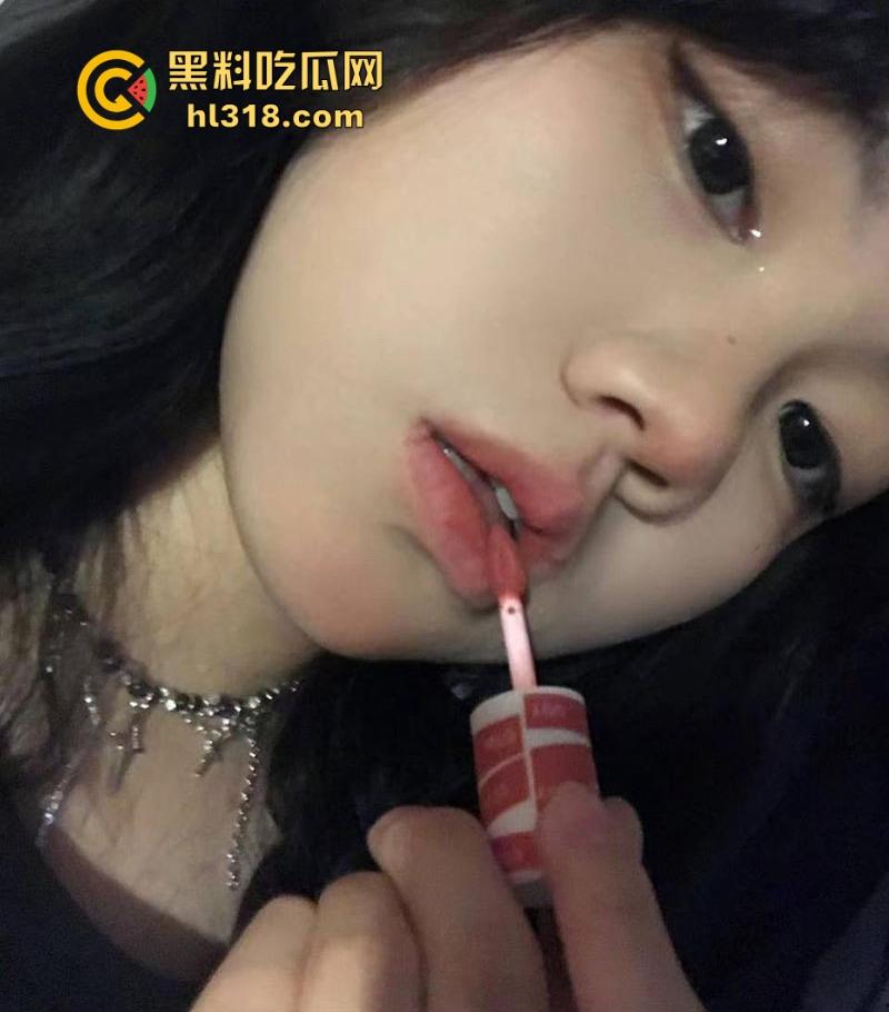 沈阳高级中学高三短发妹网调自慰视频曝光，极品巨乳揉搓自慰，骚穴被两指掰开，淫水狂喷淫靡至极！-1