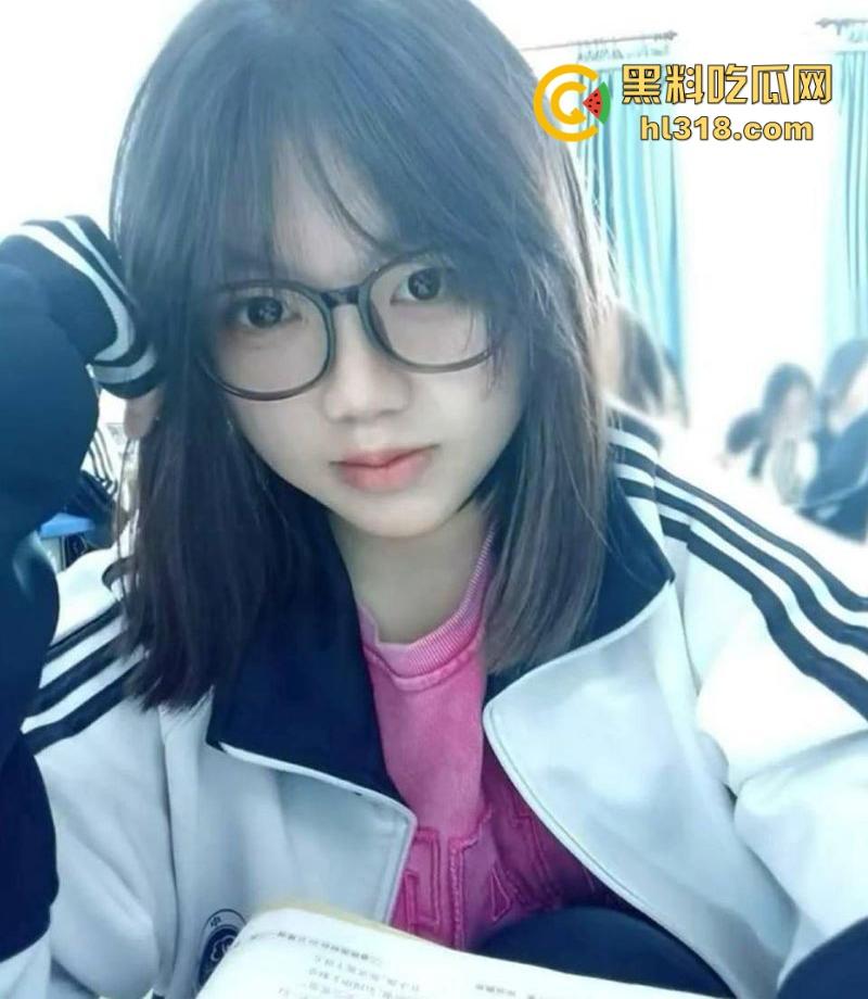 沈阳高级中学高三短发妹网调自慰视频曝光，极品巨乳揉搓自慰，骚穴被两指掰开，淫水狂喷淫靡至极！-2