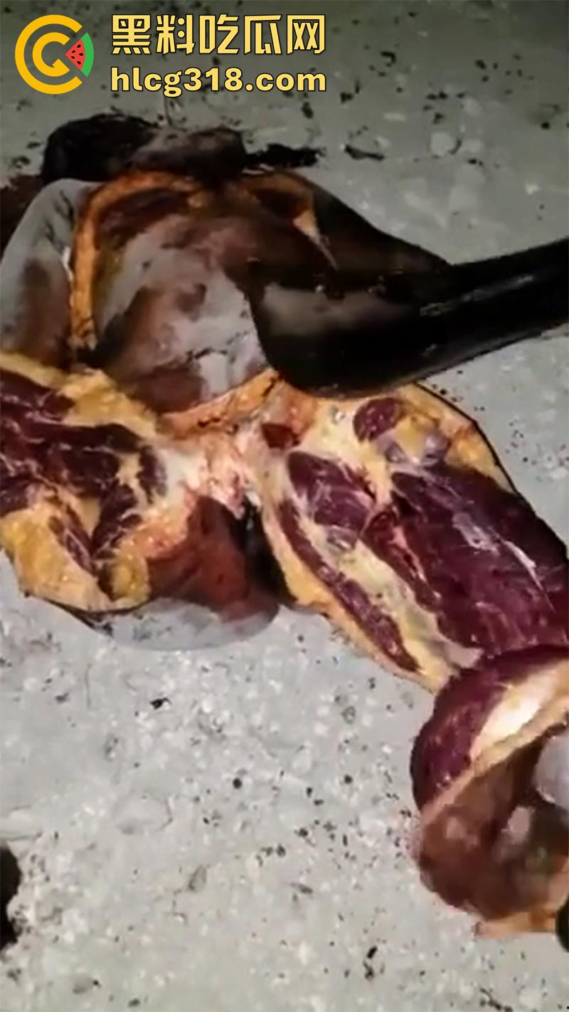 非洲大奶黑妹被砍断双手，棍棒砸扁头杀害后，被一群男子当场分尸割肉，还有人拿棍捅逼，真变态啊！-4