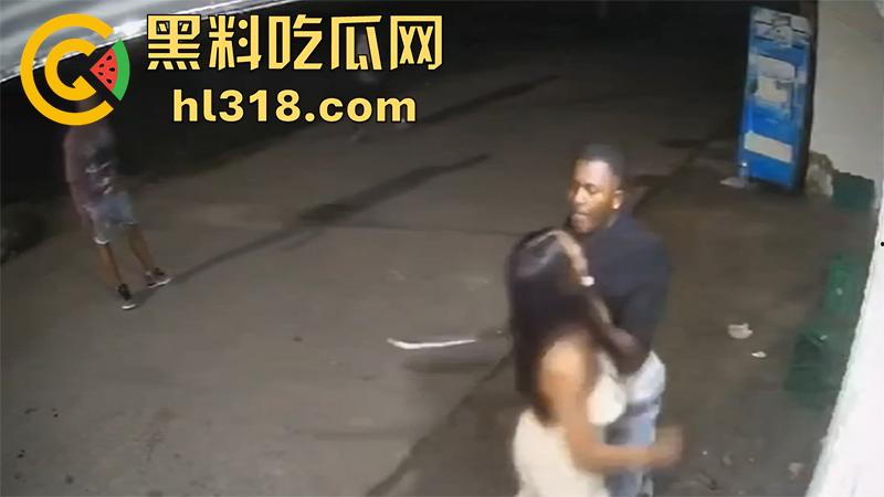 美国夜晚的恐怖，两拨黑哥发生冲突，老黑一刀将对方手掌切断，这刀是真快啊，这回估计要赔钱啦！-2