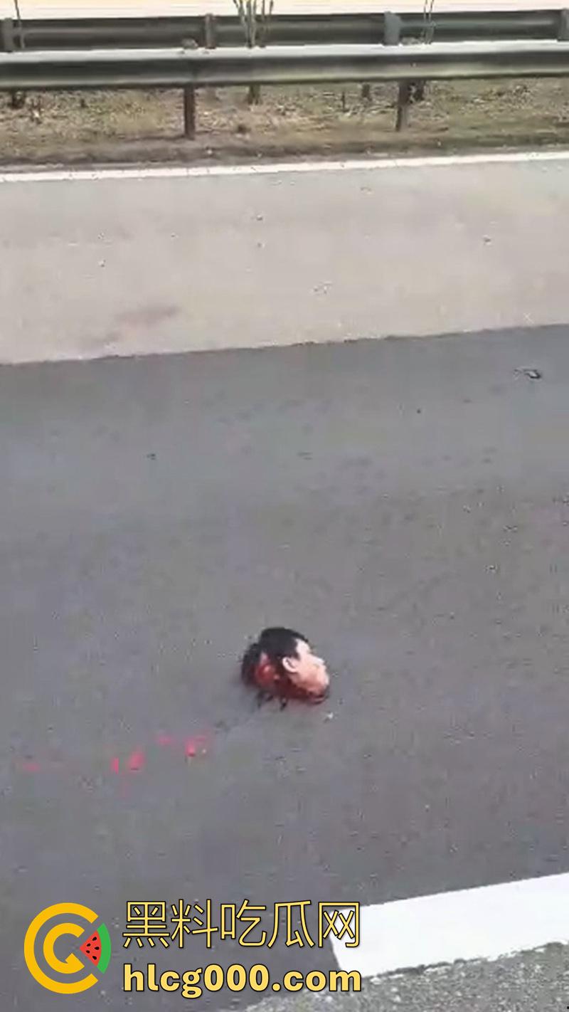 马来西亚摩托车手断头事件，为躲避卡车撞上隔离带，导致其当场被割断头颅，现场画面流出！-8