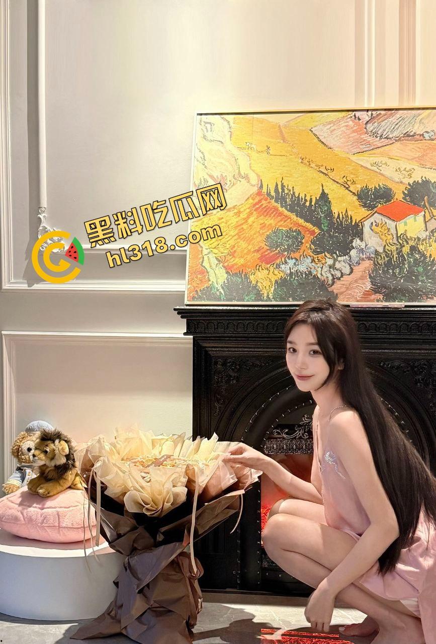 这年头绿帽老公才是最大赢家，看自家老婆被人抱起来爆干，老公乐得像中奖一样笑到合不拢嘴！-3