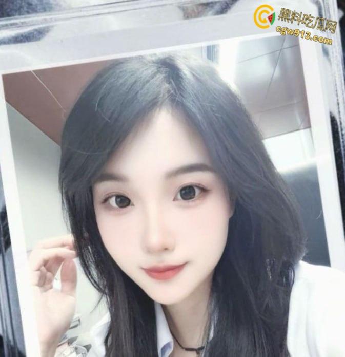 西安高颜值御姐【邢惠雯】，从沙发口到床上，深喉舔鸡巴跪膝舐菊，饥渴状如饿鬼附体，太会玩了 ！-1