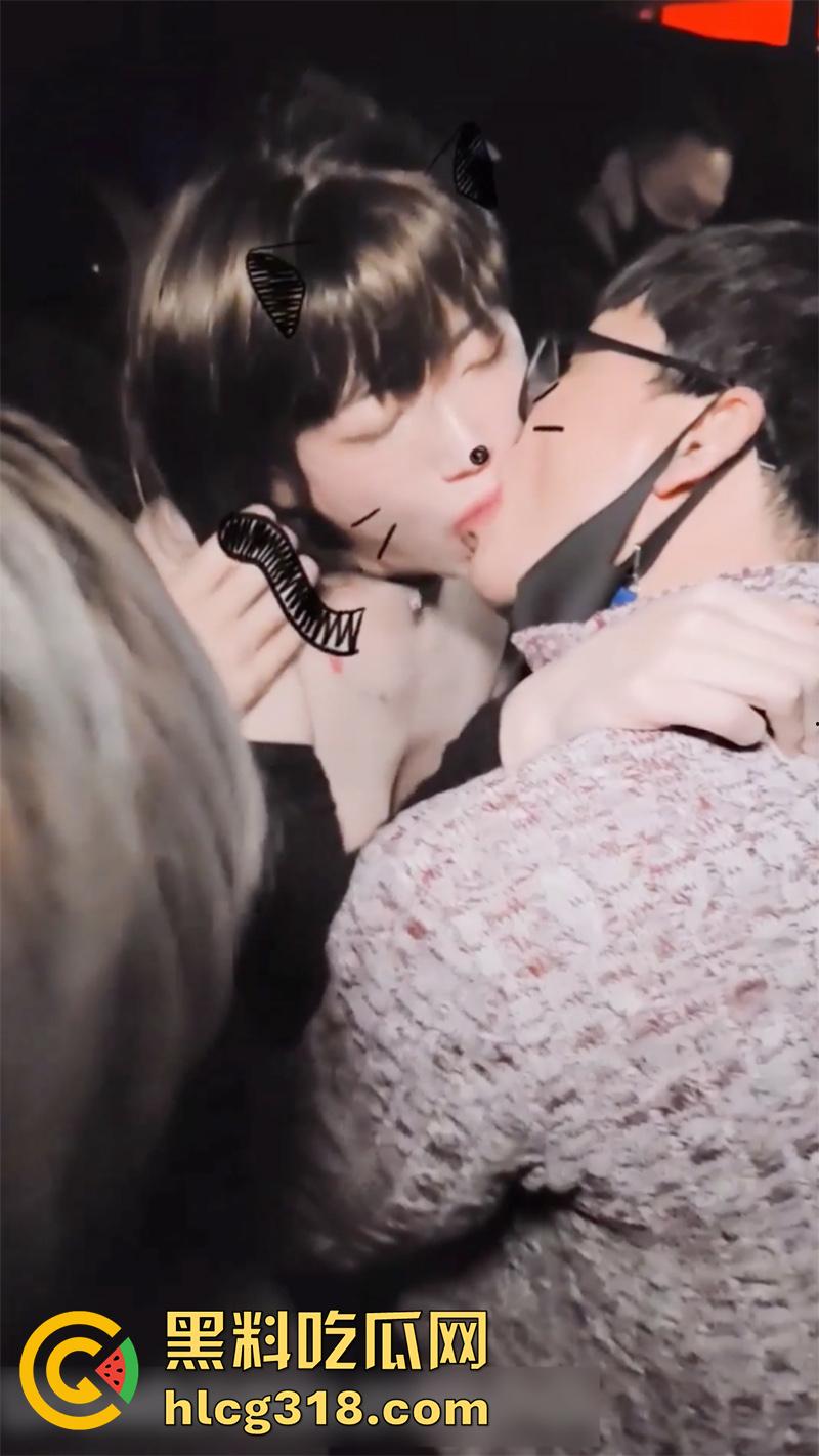 韩国超美极品ts人妖，在酒吧被人发现真身，直接拉到小角落轮奸后庭，多人淫乱激情啪啪！-8