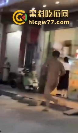 广东揭阳市中心街头惊现男子裸奔，这天气大哥不冷吗？看起来精神不正常-1